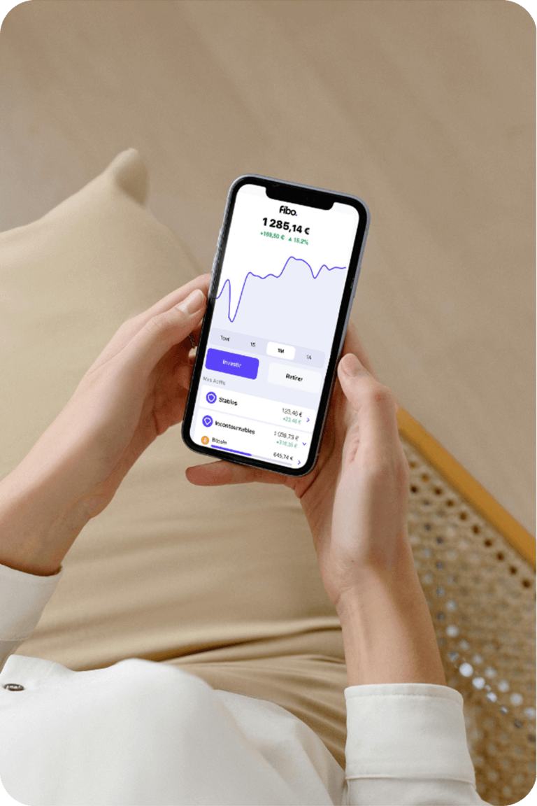 écran téléphone avec l'application Fibo ouverte. La personne est entrain d'investir dans les crypto actifs